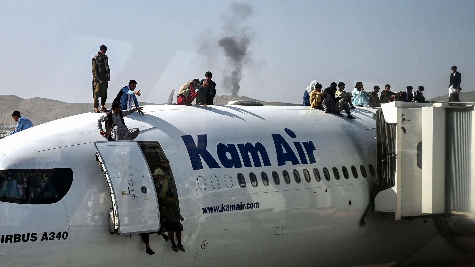 Desperate Afghans Flock To Kabul Airport In Attempts To Flee Cbc Ca