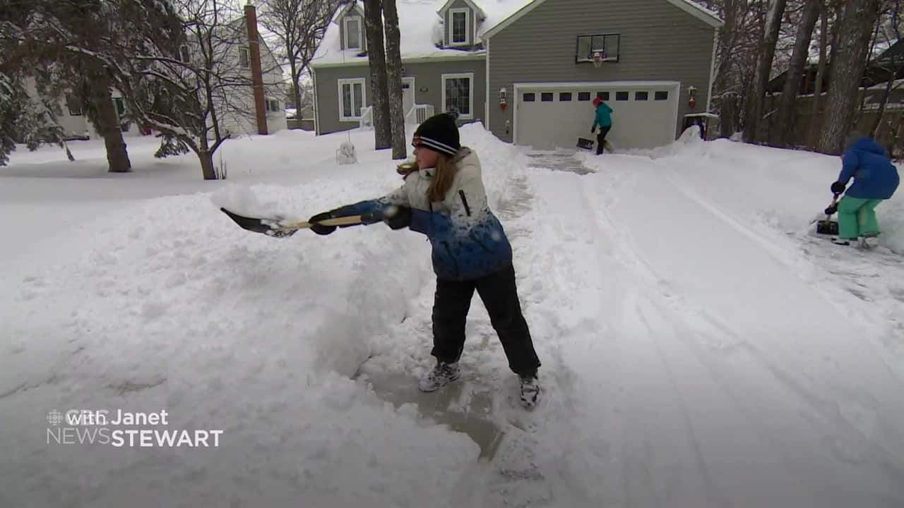 Winnipeggers Make The Best Of A Late Wintry Wallop | CBC.ca