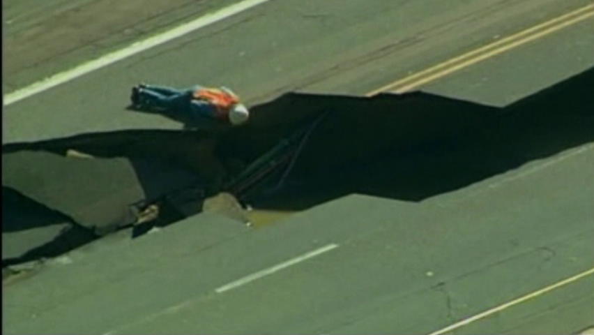 San Diego sinkhole shuts university-area street | CBC News