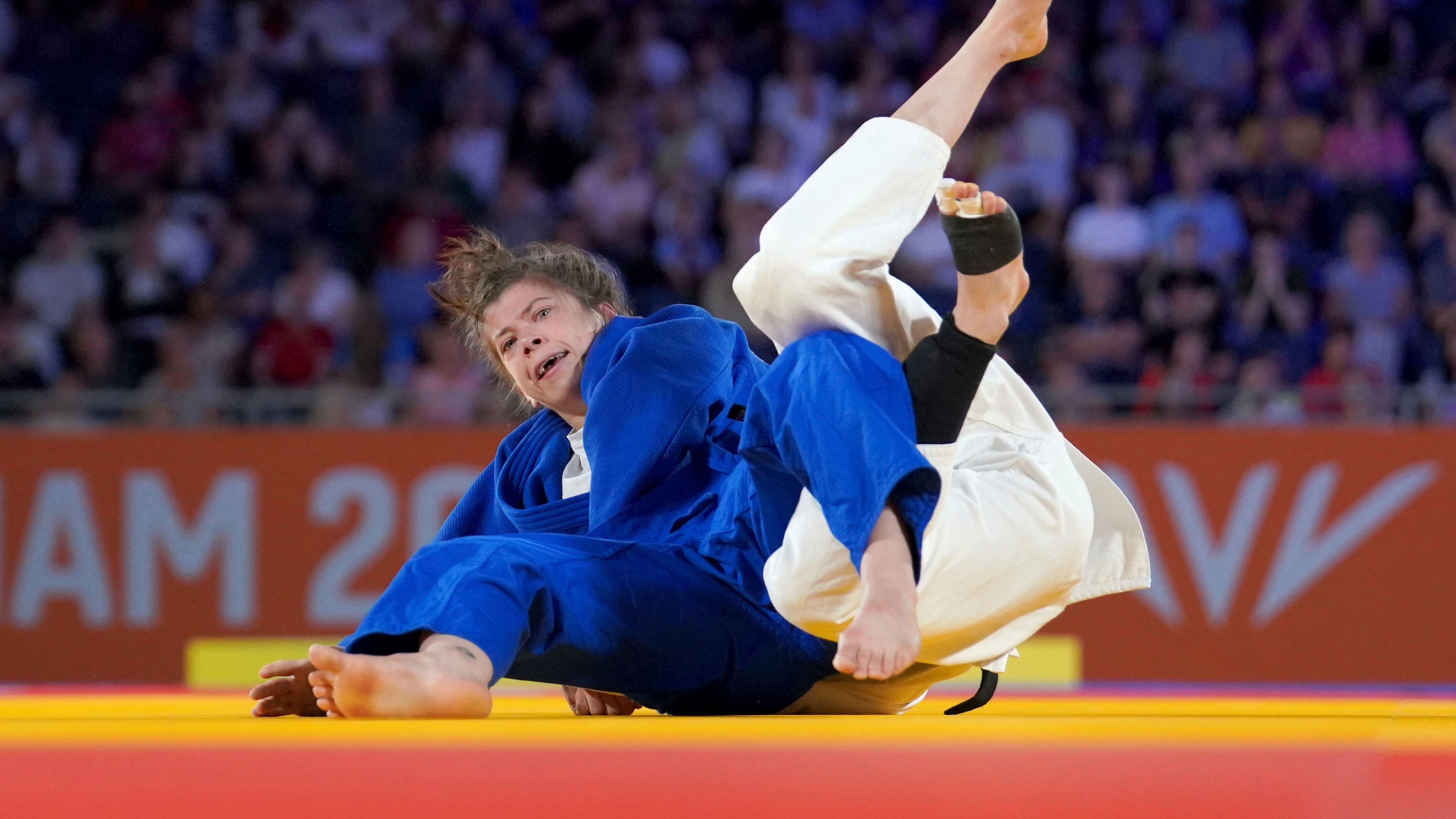 Kelly Deguchi falls in 52kg judo final, earns silver | CBC.ca