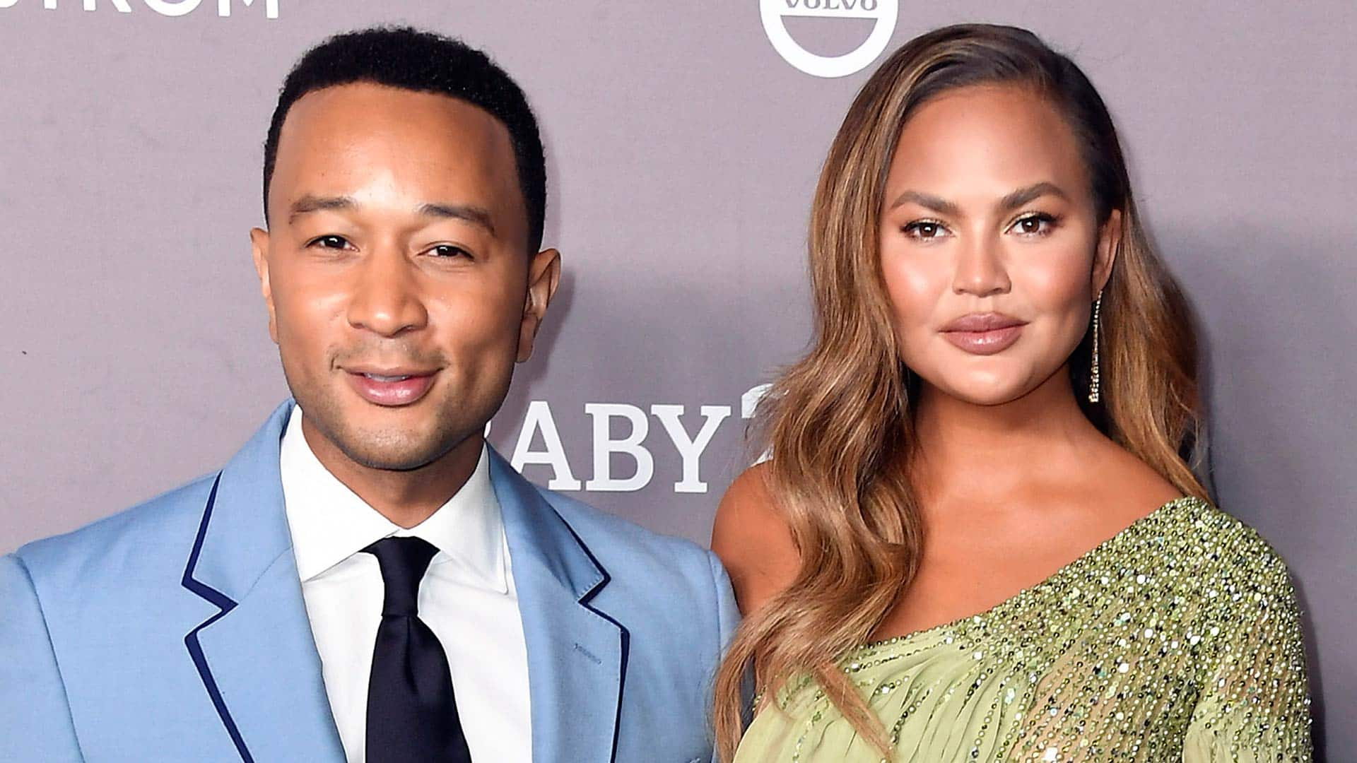 Chrissy Teigen's Pregnancy Loss Announcement Met With an Outpouring of  Support