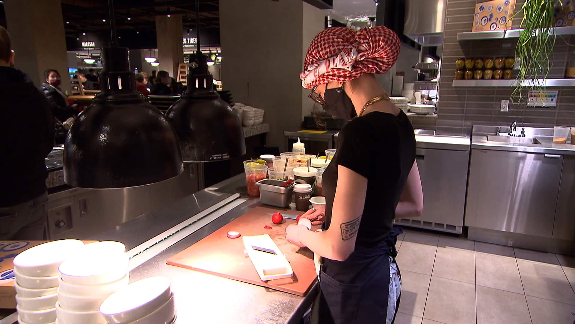 Quebec eating places need energy to set guidelines for tip sharing between servers and kitchen Quebec eating places need energy to set guidelines for tip sharing between servers and kitchen