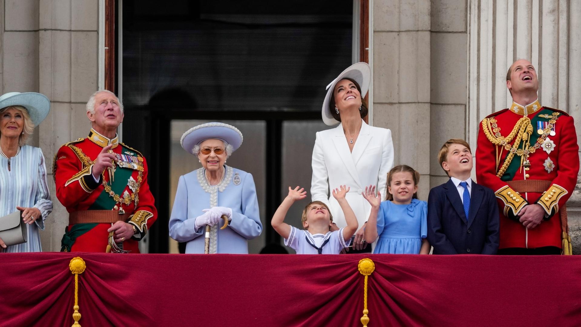 Kraliçe Platinum Jubilee kilise hizmetini atladı, Harry ve Meghan katıldı
