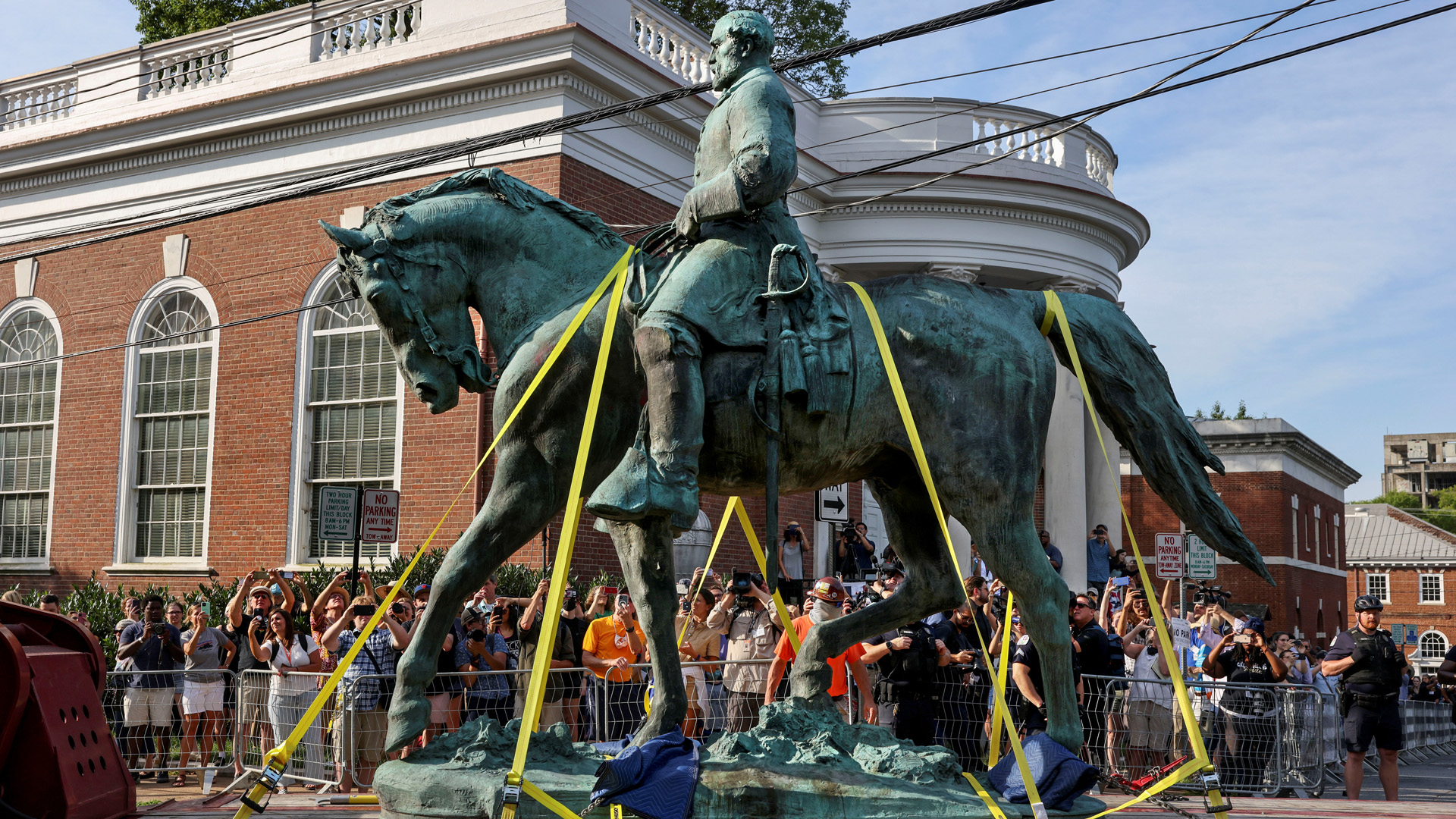 Statue of Confederate Gen. Robert E. Lee removed in Charlottesville, Va