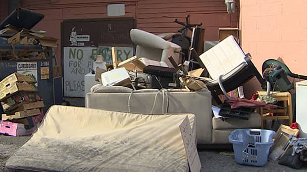 Vancouver alleys filled with trash | CBC.ca