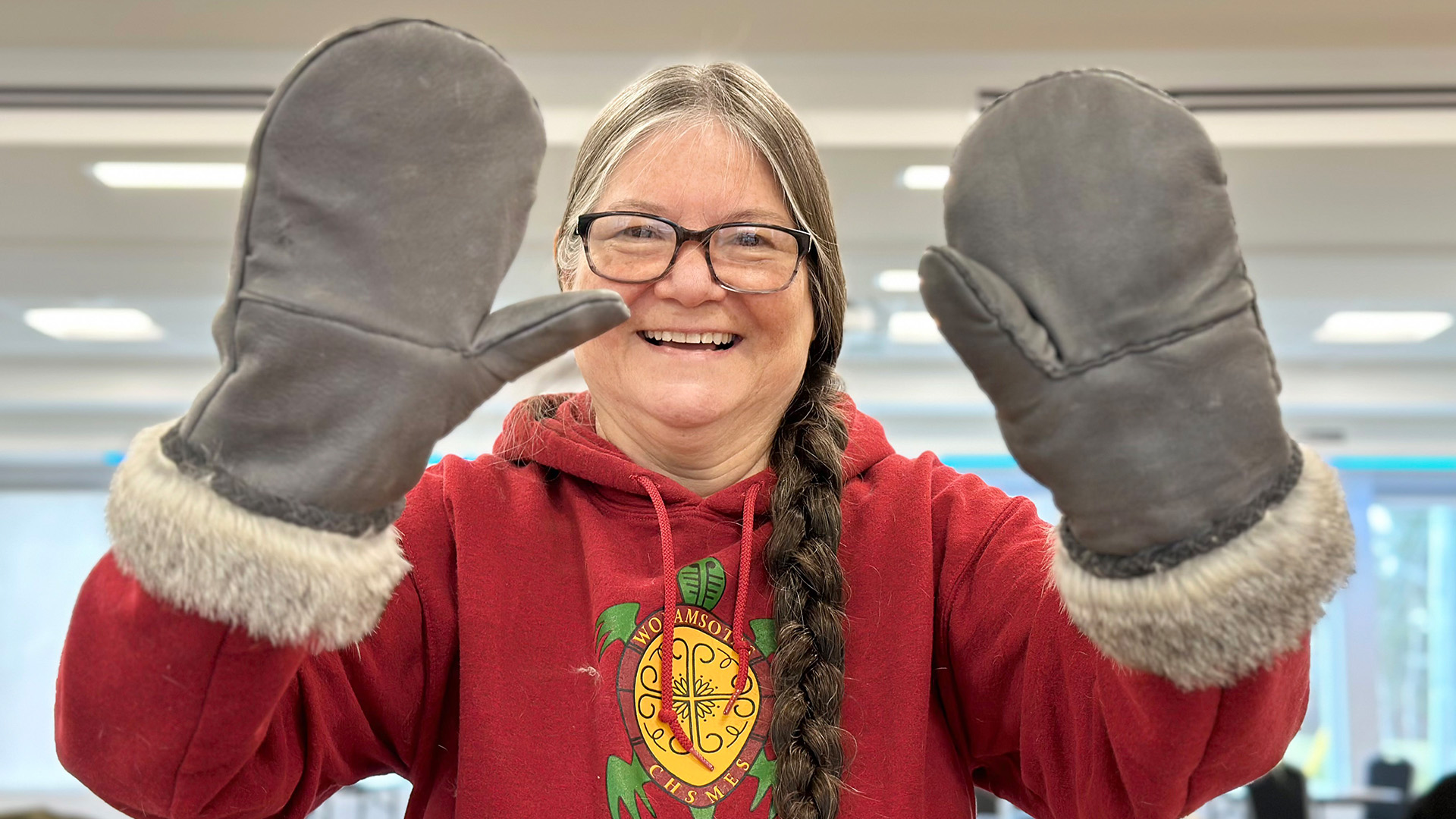 Leather and rabbit fur: see how traditional mittens are made; Leather and rabbit fur: see how traditional mittens are made