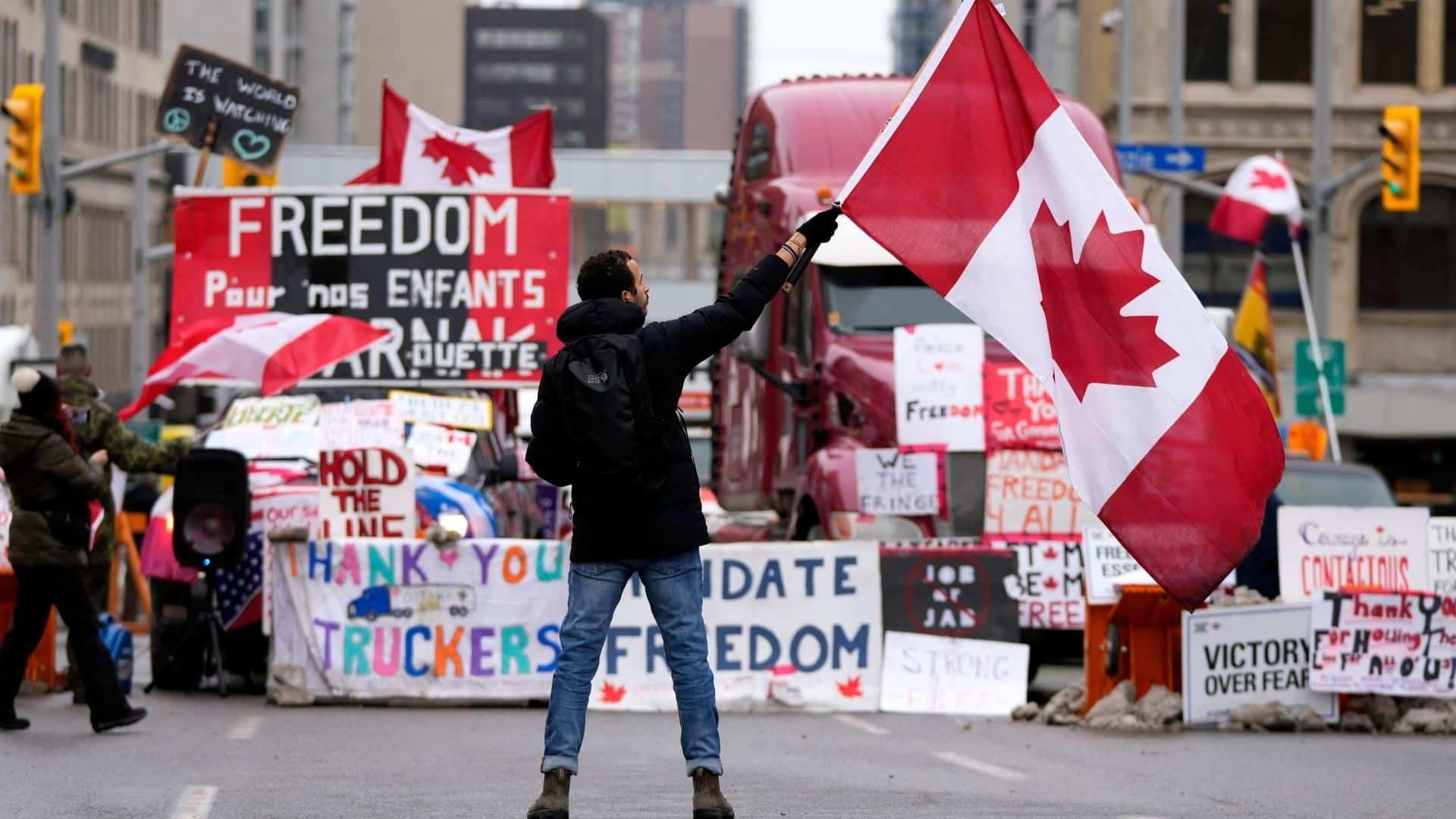 protests-renew-debate-about-canadian-flag-cbc-ca