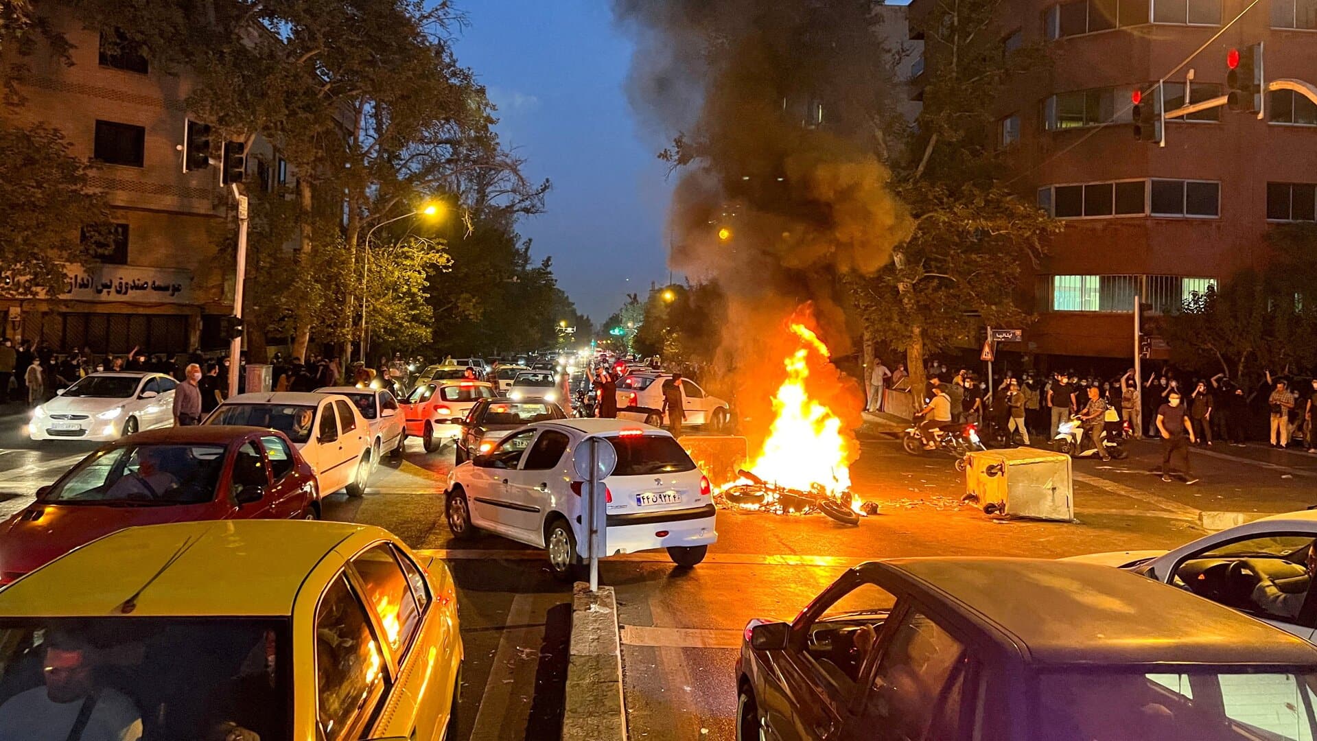 Según los informes, los manifestantes iraníes prendieron fuego a la casa ancestral del ayatolá Jomeini