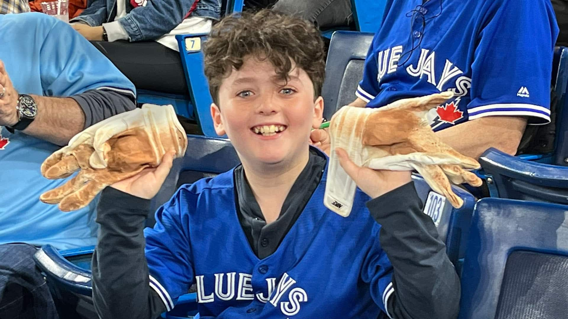 #TheMoment a kind gesture leaves a young Blue Jays fan in disbelief ...