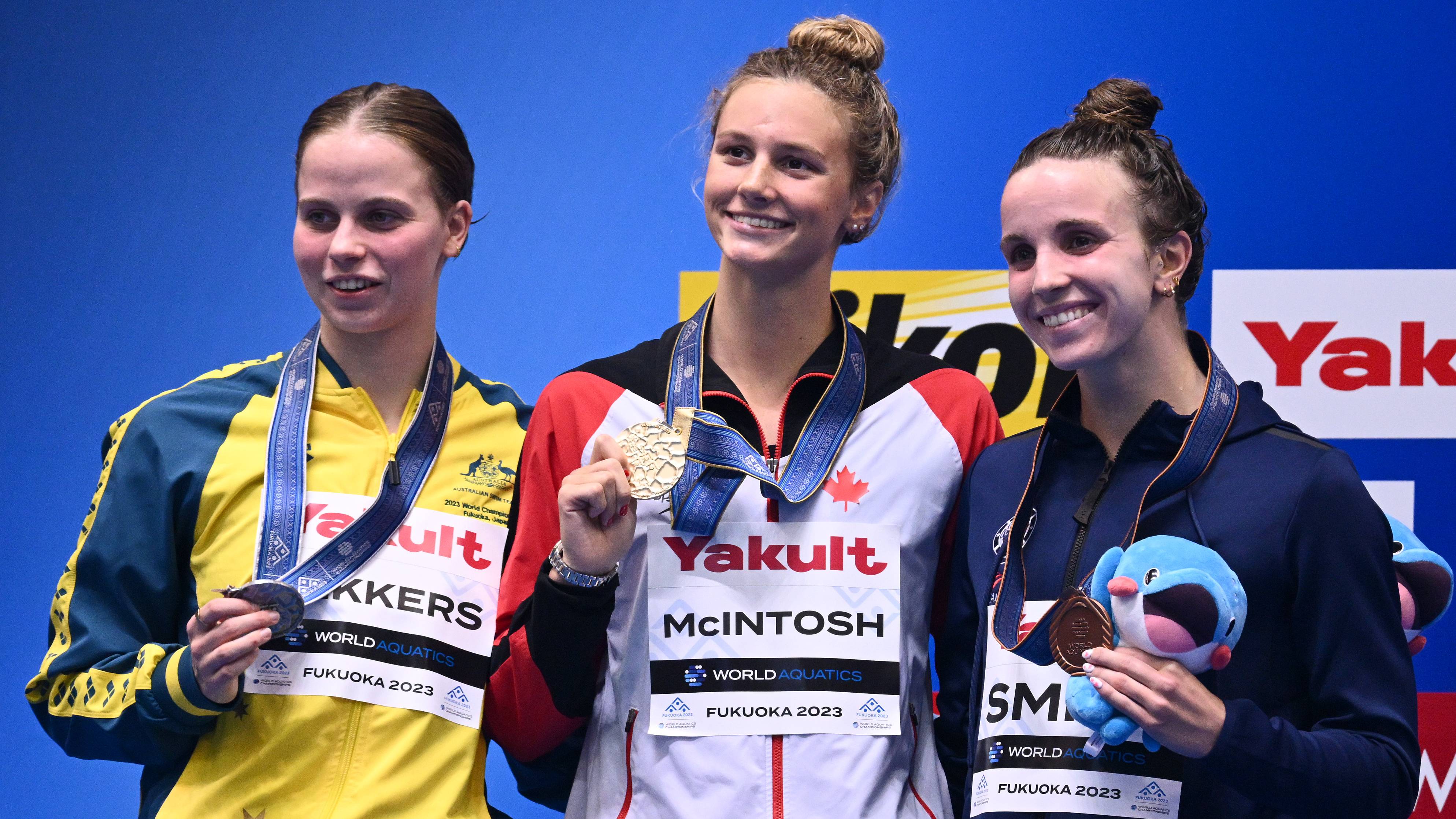 Summer McIntosh receives gold medal in 200 metre butterfly at world ...