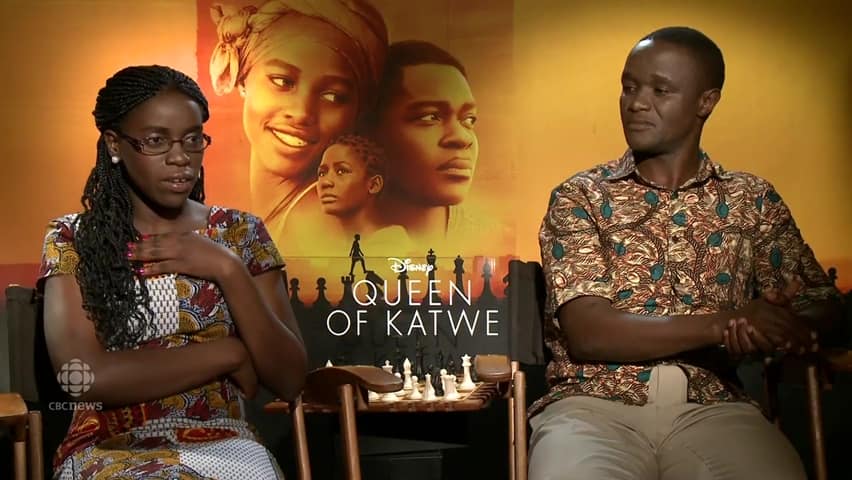 Um Filme Me Disse - Phiona Mutesi (Rainha de Katwe, 2016) Phiona vivia no  bairro de lata de Katwe, em Kampala, capital do Uganda. Aos três anos,  perdeu o pai, vítima de